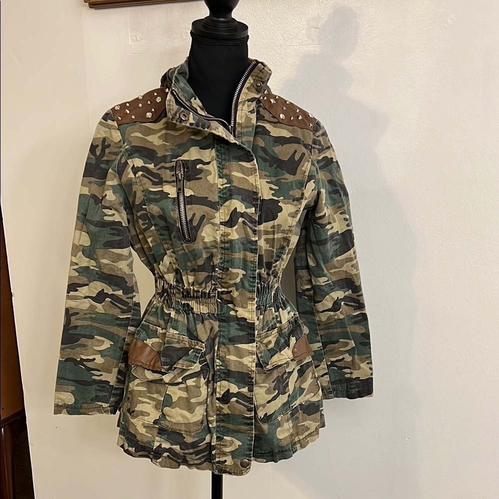 Camouflage Green and Brown Utility Jacket with Collared Neckline and hood - Picture 3 of 11
